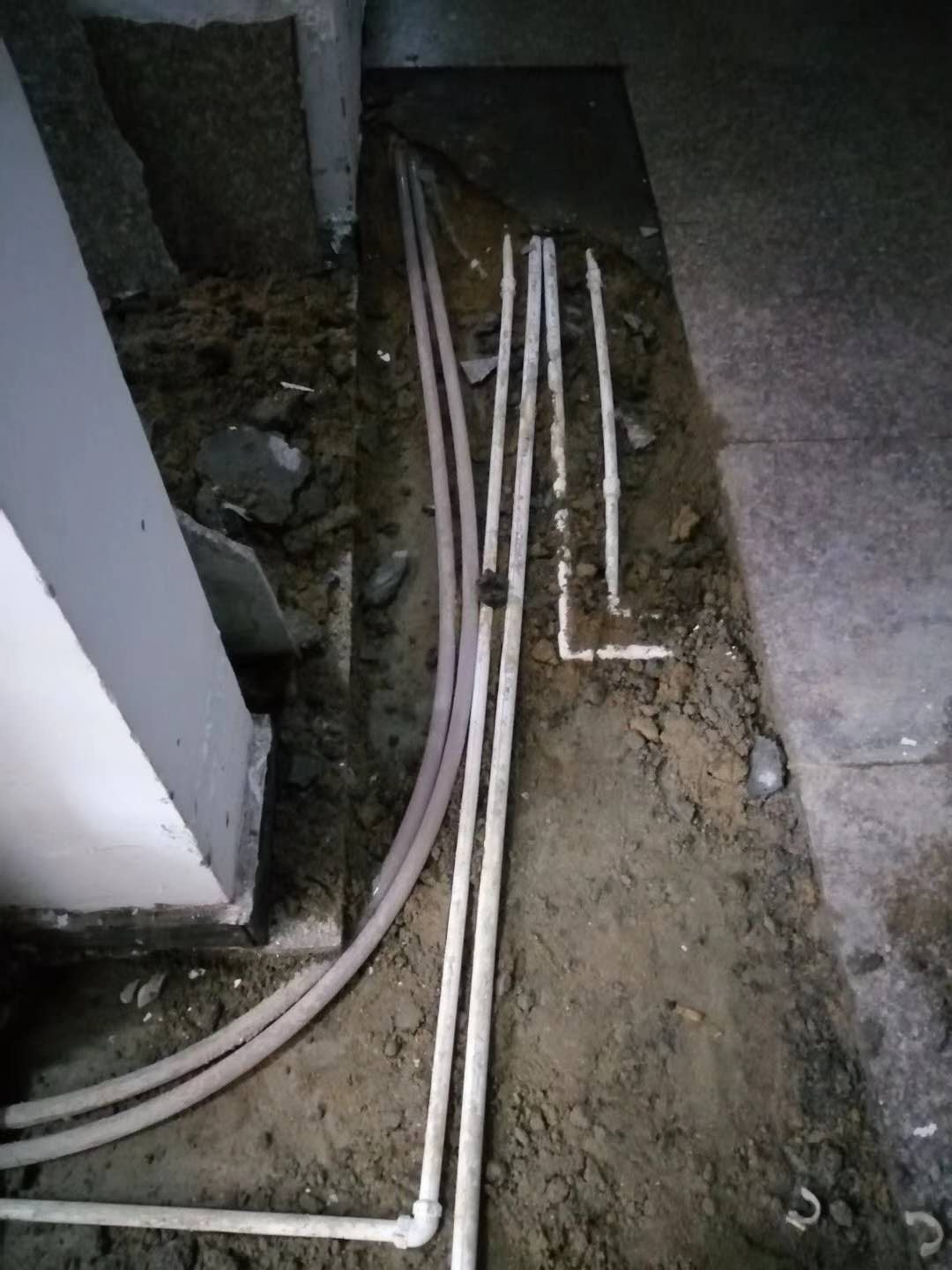 金城江漏水，切勿盲目乱刨乱砸