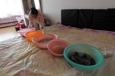 金城江楼上漏水，住户失联，小区没物管，业主维权难！律师来支招……